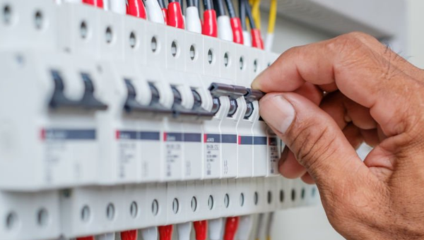 100Vと200V、どちらが自分に合う?ふだんは意識しない電圧を深掘りしてみよう