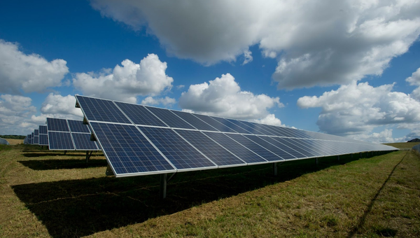 太陽光パネル清掃ガイド:発電量を支える手入れのヒント