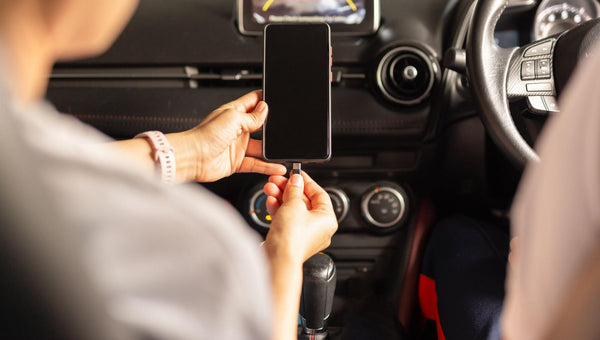 車のUSBポートって増やせるの？おすすめの増設方法と注意点も解説