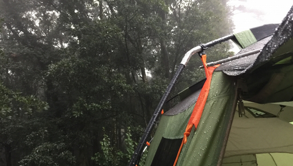 急な雨でも大丈夫！キャンプ中の悪天候を楽しむコツと工夫