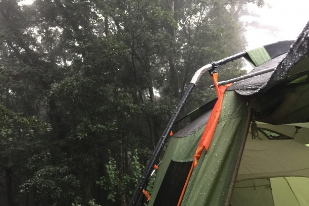 急な雨でも大丈夫！キャンプ中の悪天候を楽しむコツと工夫
