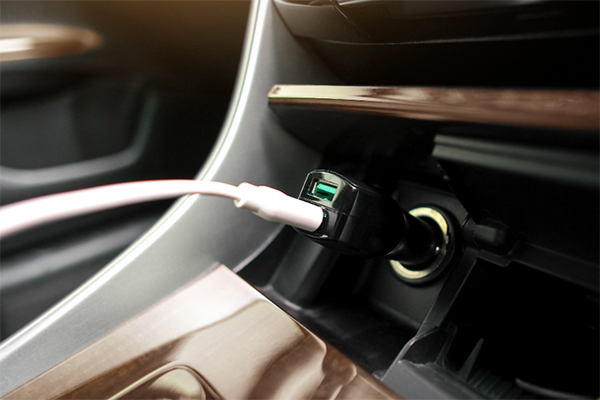 シガーソケット活用術：車中の電源ニーズを満たす