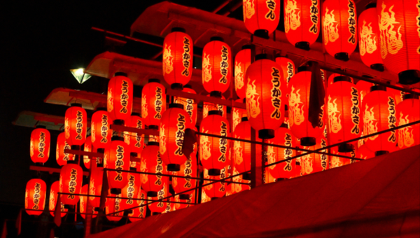【2026年最新】関西のお祭り・屋台完全ガイド！屋台で人気グルメと出店者に必須の電源対策