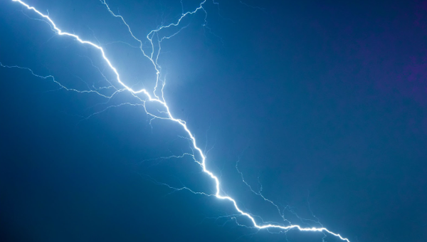 雷が落ちたらどうなる？人体・建物・暮らしを守る実践ガイド