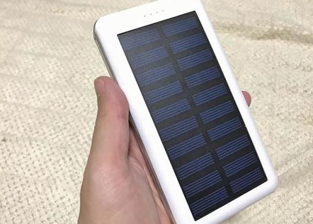ソーラーモバイルバッテリーとは？仕組み・種類・選び方と活用方法を解説