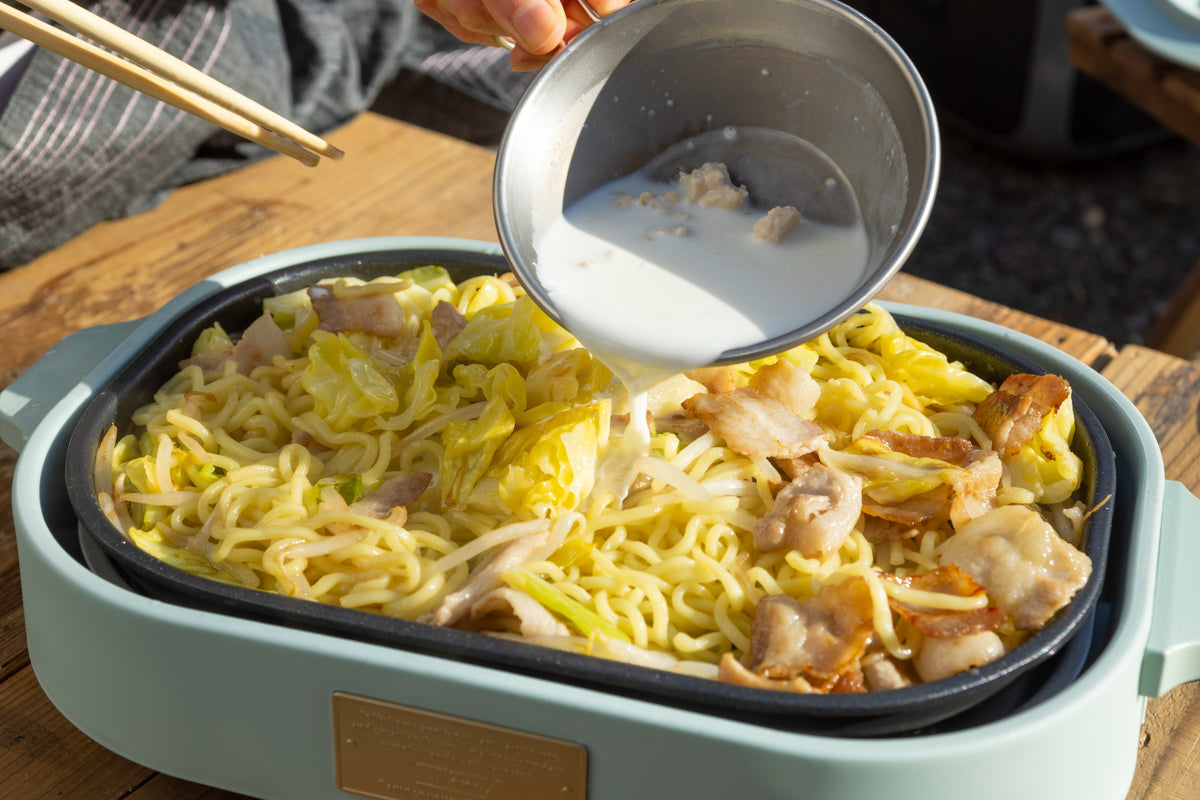 調味料を加えて全体を混ぜる様子を示す画像
