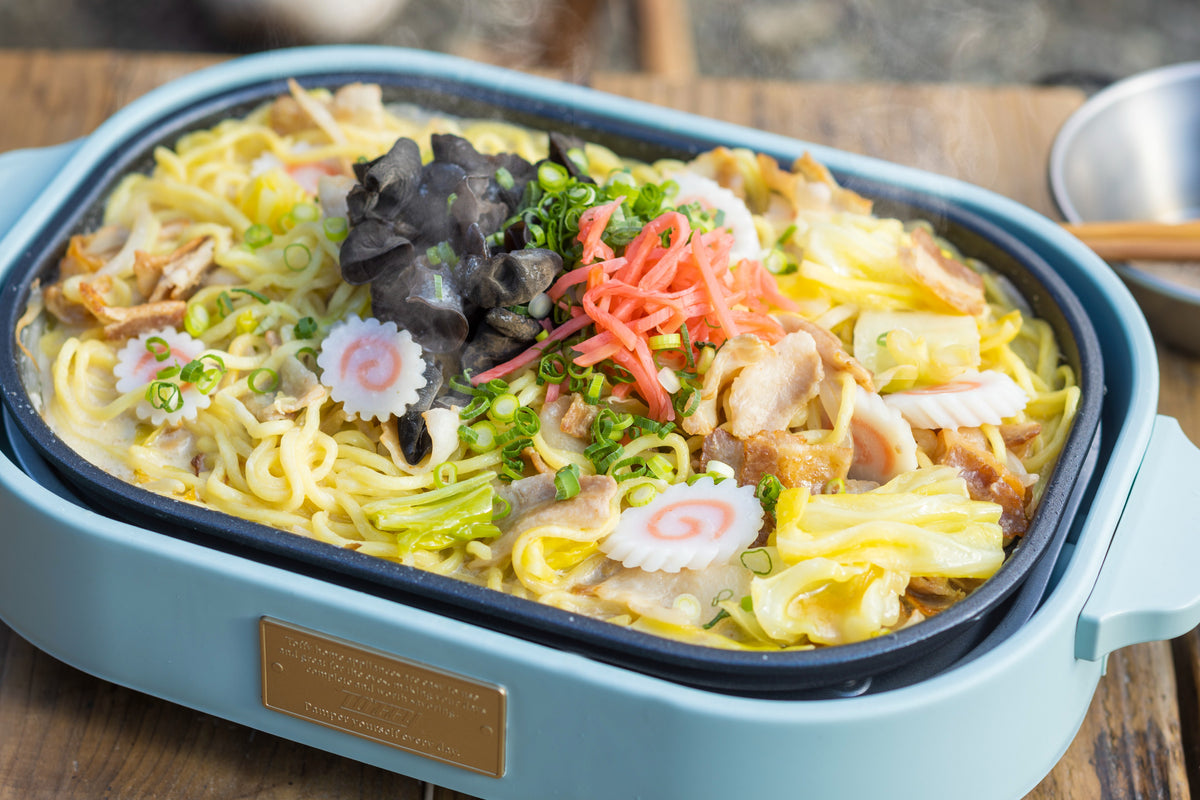 仕上げに紅生姜と薬味ねぎをのせた完成品の画像