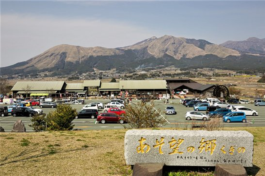 熊本県の道の駅「あそ望の郷くぎの」の外観と阿蘇山の眺め