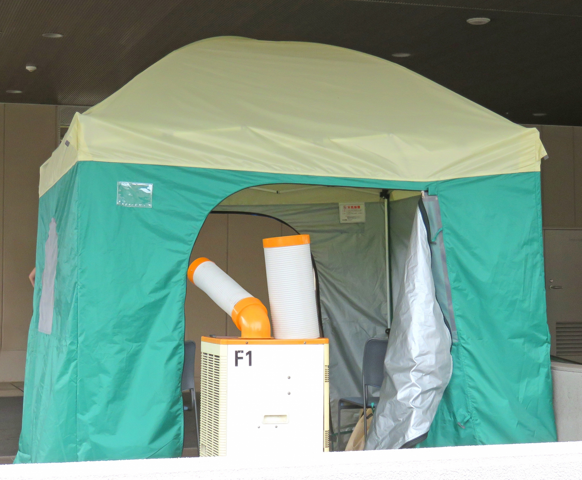 バッテリーで動作するポータブルクーラーの外観