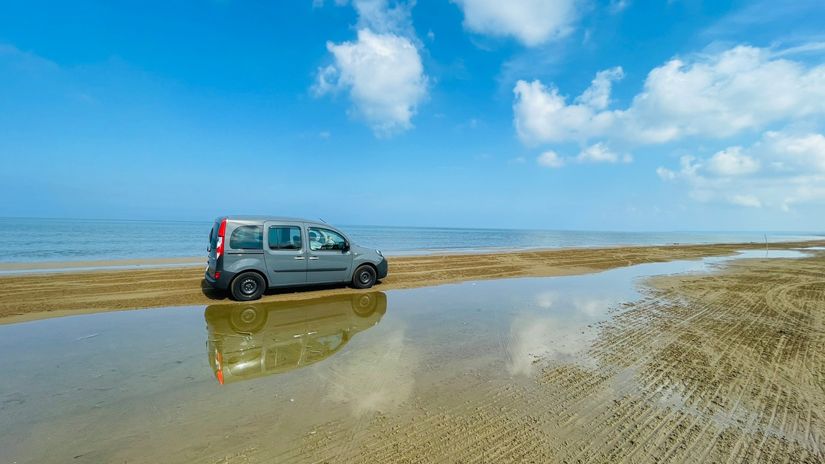 車での旅行に最適な風光明媚なロードの風景、遠くに山々が見える