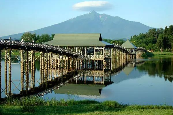 青森県の鶴の舞橋、湖にかかる美しい木造の三連太鼓橋