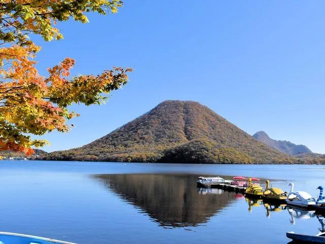 群馬県の榛名湖、山に囲まれた美しい湖の風景
