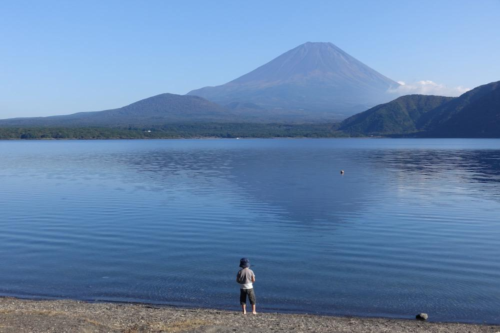 浩庵キャンプ場からの富士山と本栖湖の眺め