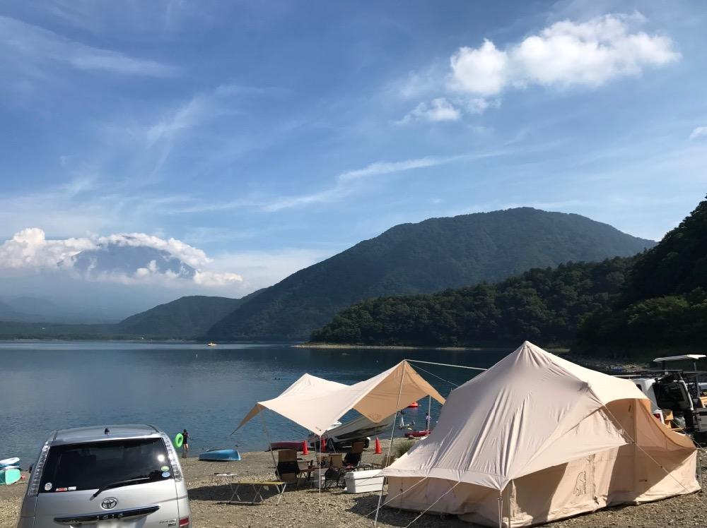 富士山を背景にした本栖湖
