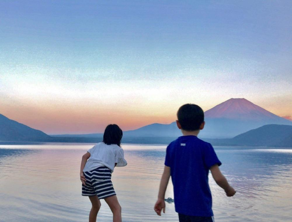 本栖湖での水遊び