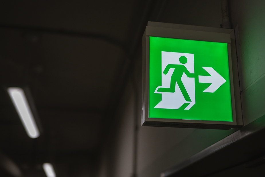 地震発生時の適切な行動手順を説明する画像