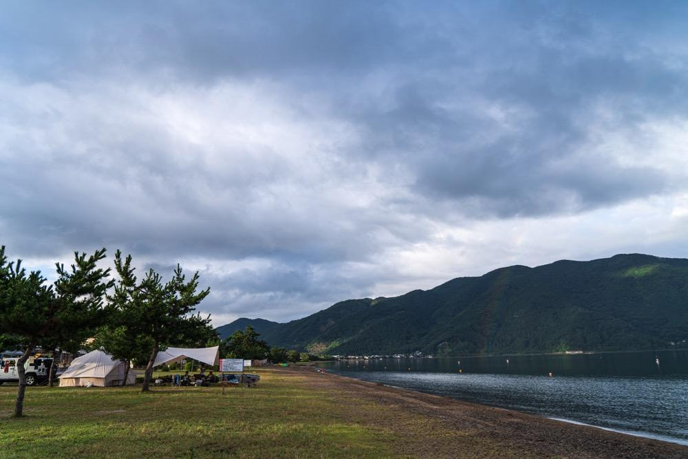 琵琶湖の水辺のキャンプサイト