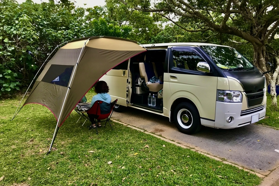 車中泊で炊飯器を使用する様子