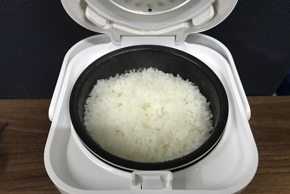 車中泊向けの炊飯器を展示する画像