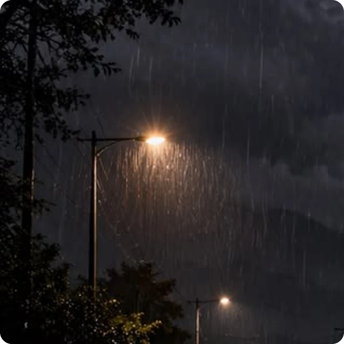 突然のゲリラ豪雨で避難勧告！避難所や自宅での生活を快適にする必須アイテム