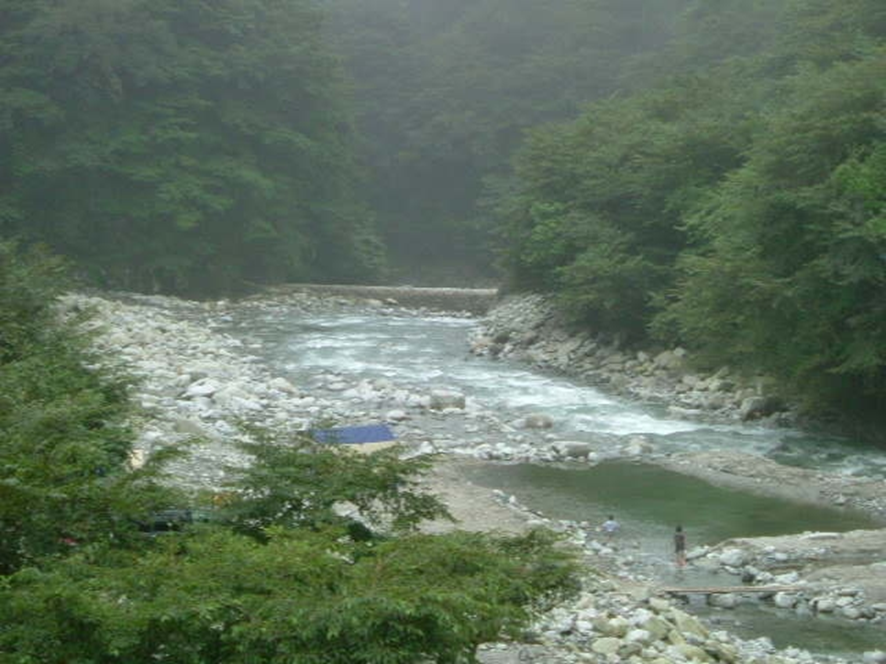 神奈川県の西丹沢マウントブリッジキャンプ場、川沿いのキャンプスペース