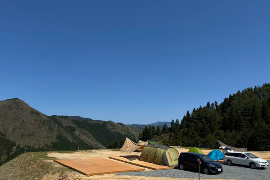若杉高原おおやキャンプ場の風景。緑豊かな高原にキャンプサイトがある