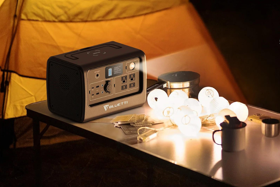 ポータブル電源の製品画像。台風時の停電対策に使用するポータブル電源を表す。