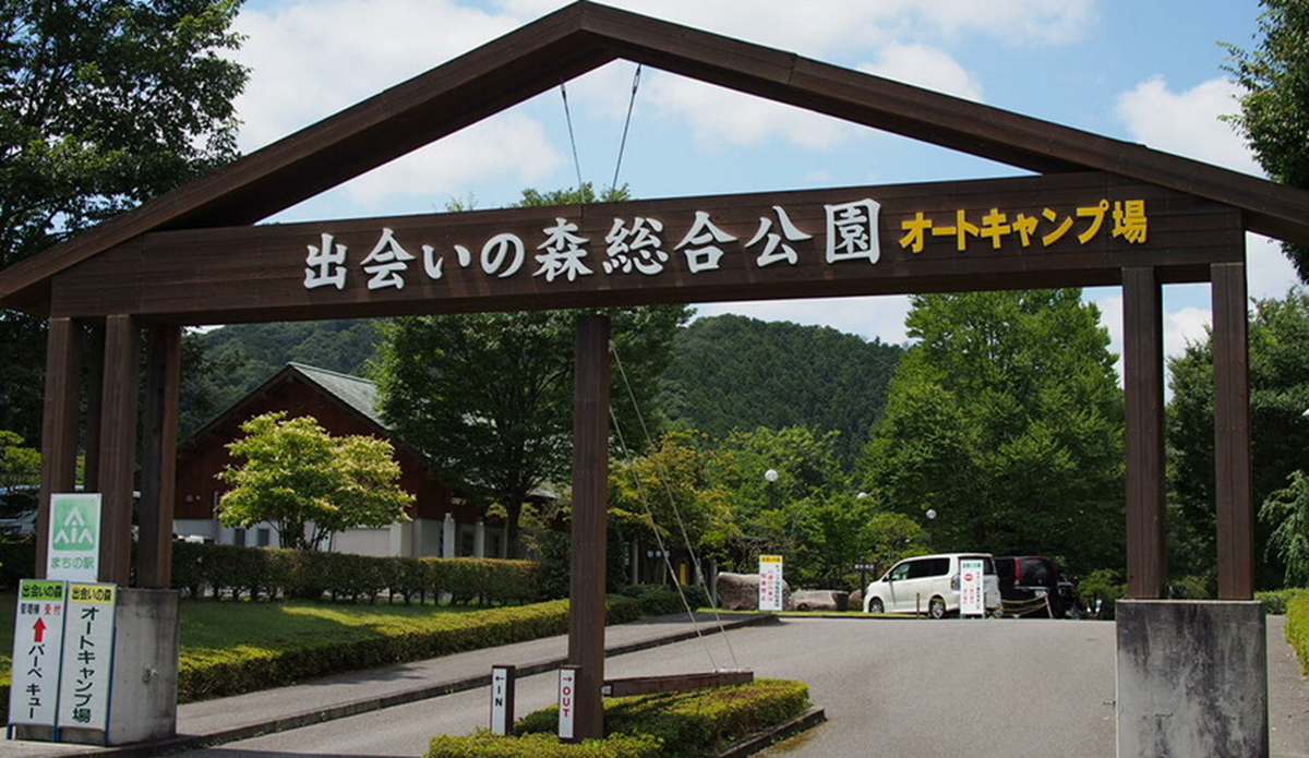 栃木県の出会いの森総合公園オートキャンプ場、大芦川沿いのキャンプ場風景