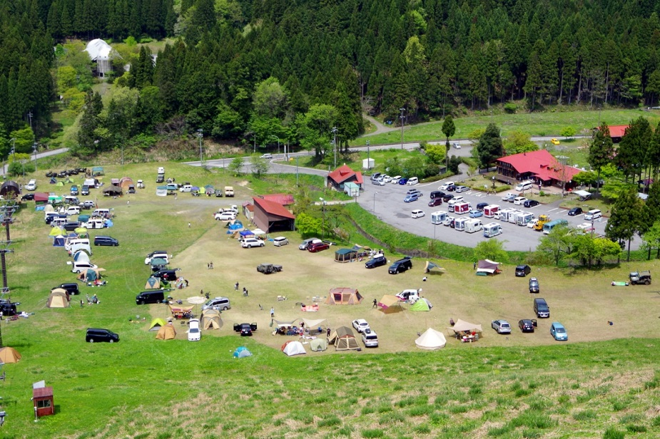 ウッディパル余呉のキャンプ場風景、湖の近くにあるキャンプエリア